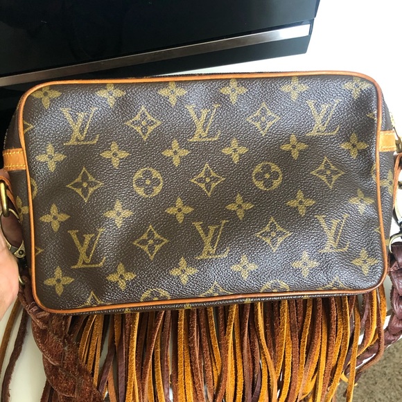 LOUIS VUITTON CROSSBODY - Picture 6 of 11